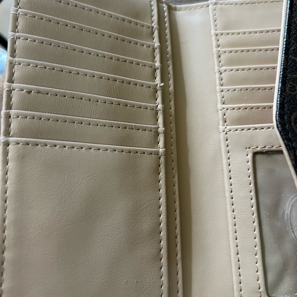 Guess Trifold Clutch Wallet with Multiple Compartments. - Picture 3 of 6